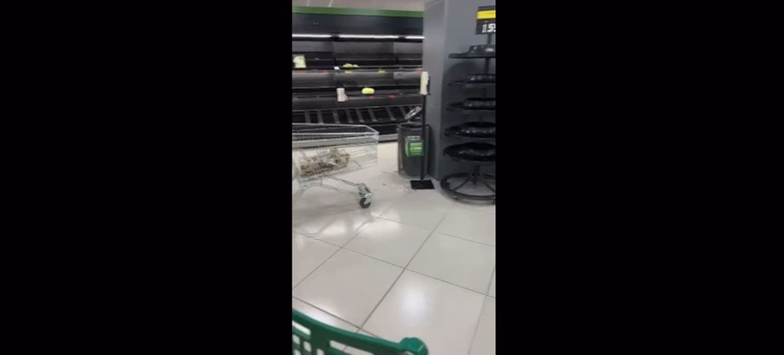 Interior de un supermercado de Jerez el martes, 3 de febrero, justo antes de la llegada de la borrasca Leonardo
