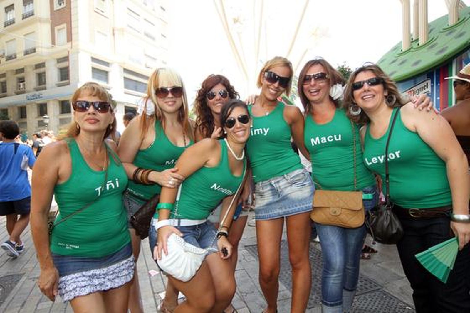 Grupo de chicas con camisetas

Foto: Punto Press