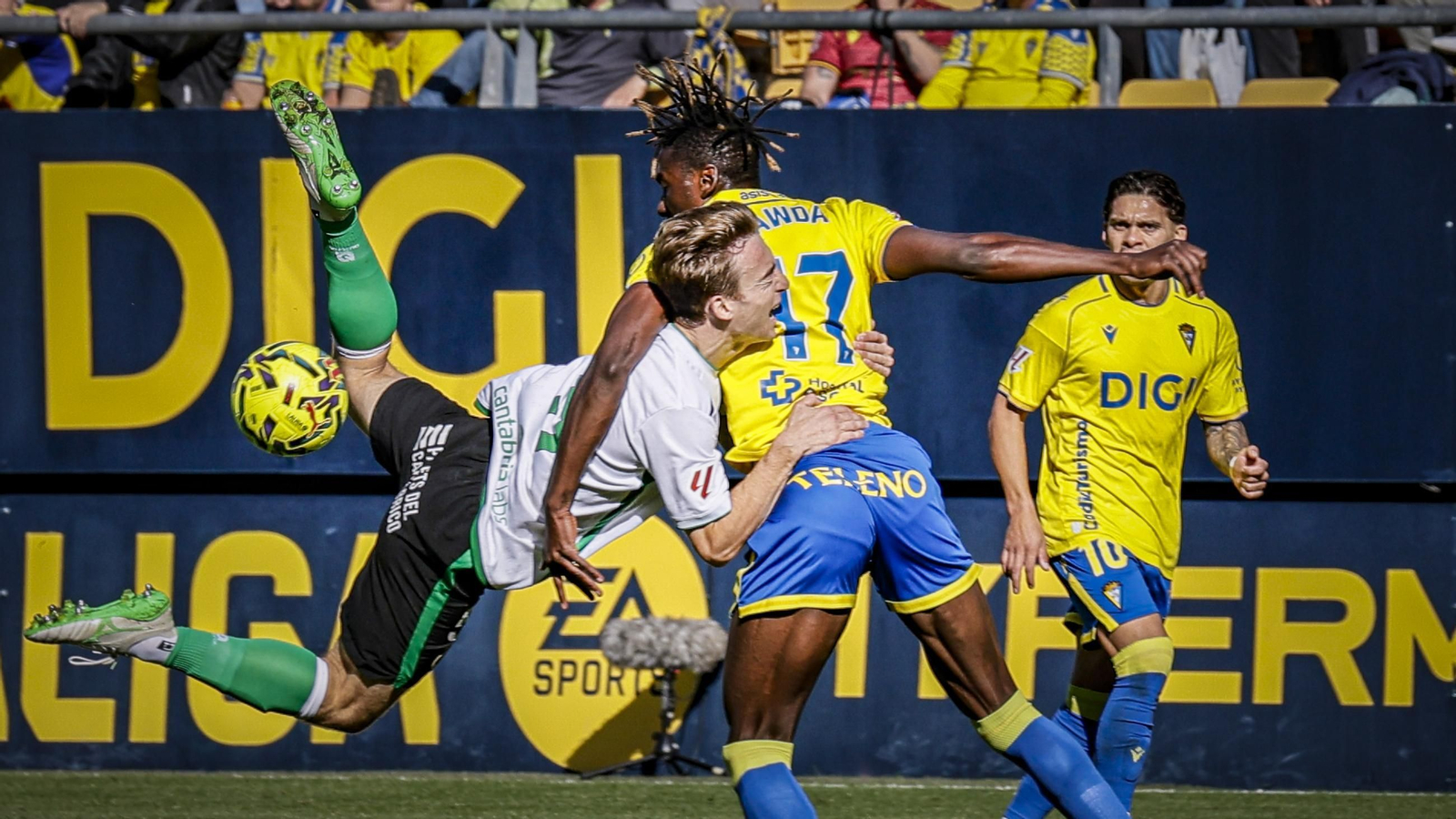 Búscate entre las imágenes del partido de fútbol Cádiz CF - Racing de Santander
