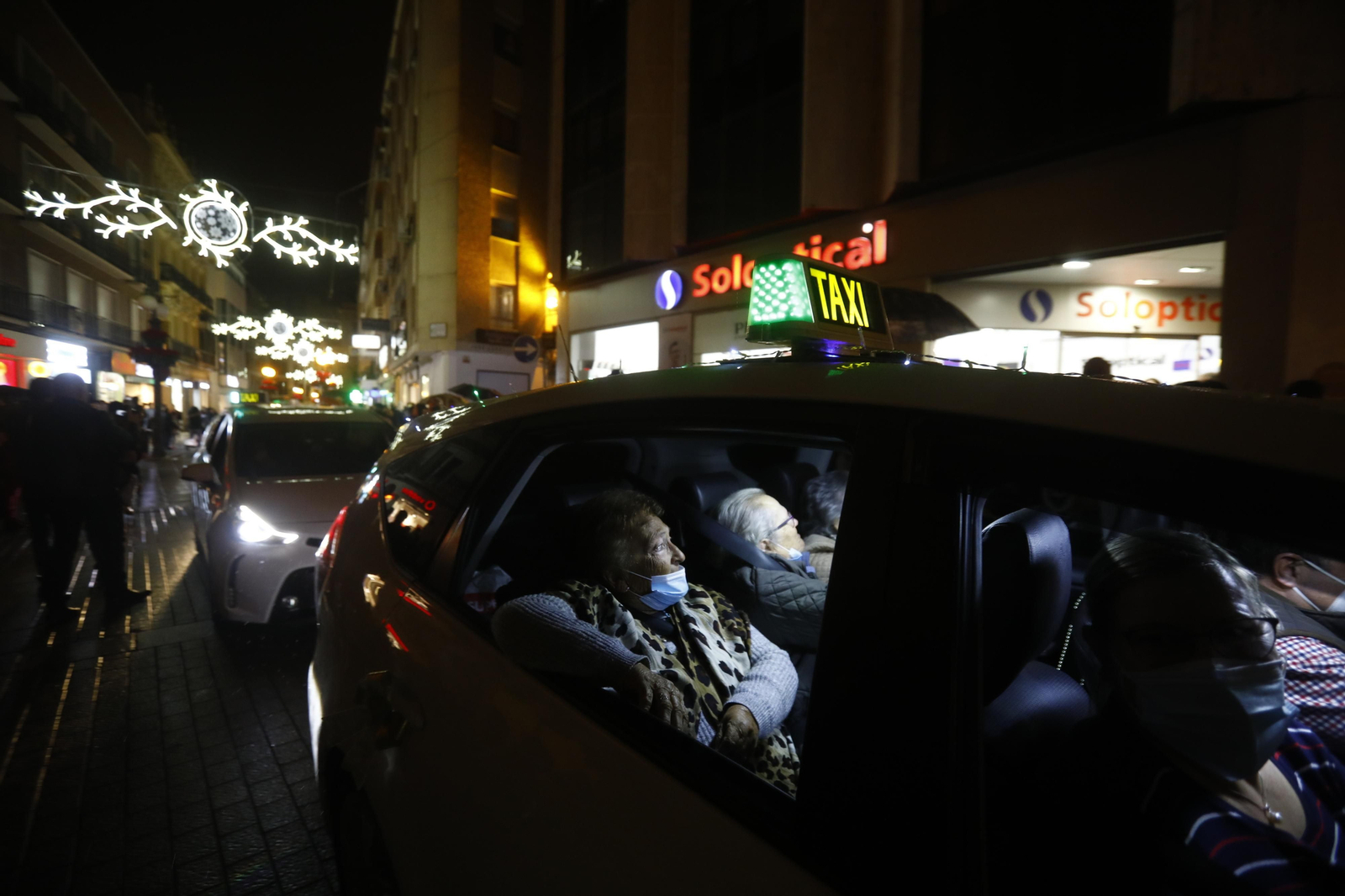 Las imágenes del Paseo de la Ilusión en taxi por Córdoba para mostrar las luces de Navidad a los mayores Las imágenes del Paseo de la Ilusión en taxi por Córdoba para mostrar las luces de Navidad a los mayores