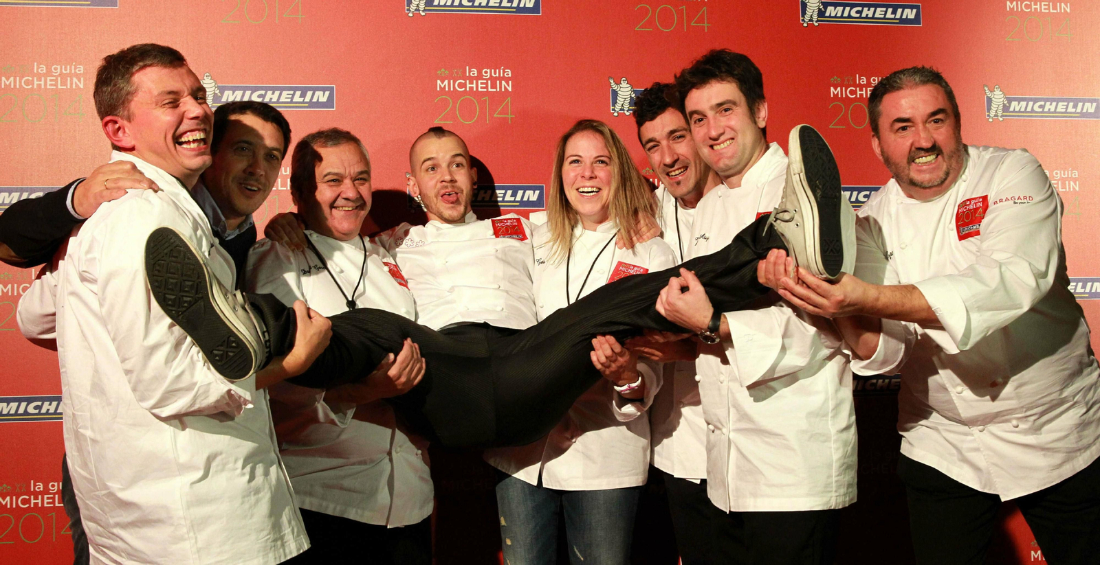 David Muñoz, de Diverxo, es felicitado tras ganar una estrella Michelin.