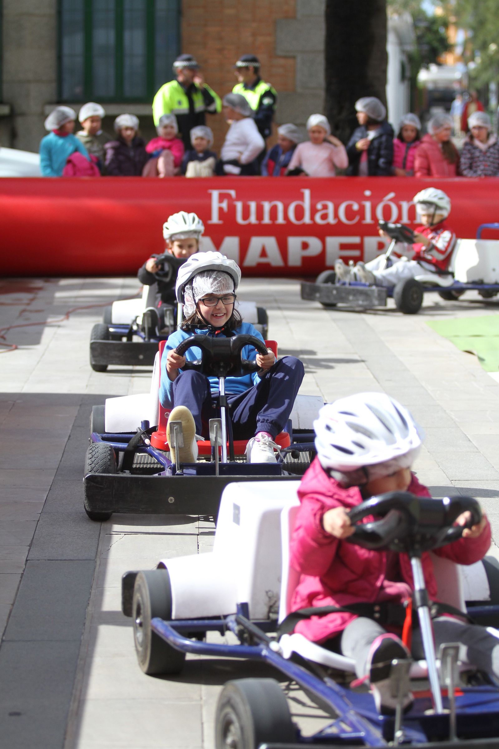 Los escolares se divierten en el circuito de la Fundación Mapfre.