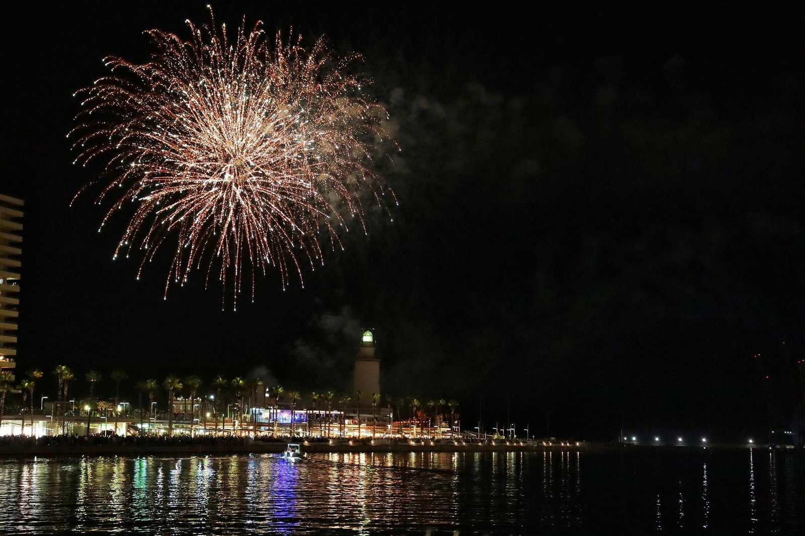 Los fuegos articiales de la Feria de Málaga desde el Muelle Uno.