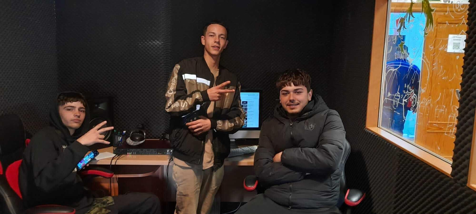 Jóvenes estrenando el nuevo estudio de grabación musical en La Zubia Jóvenes estrenando el nuevo estudio de grabación musical en La Zubia
