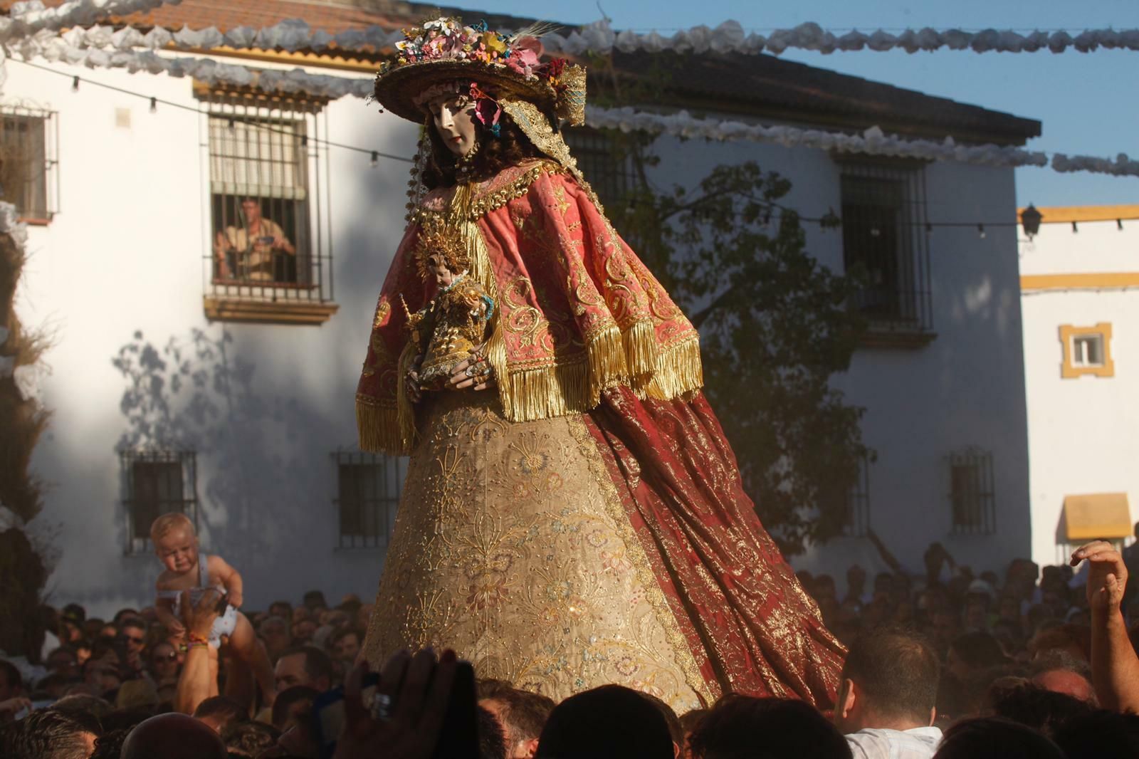 La Virgen durante su camino por la aldea ante los últimos rayos de sol.