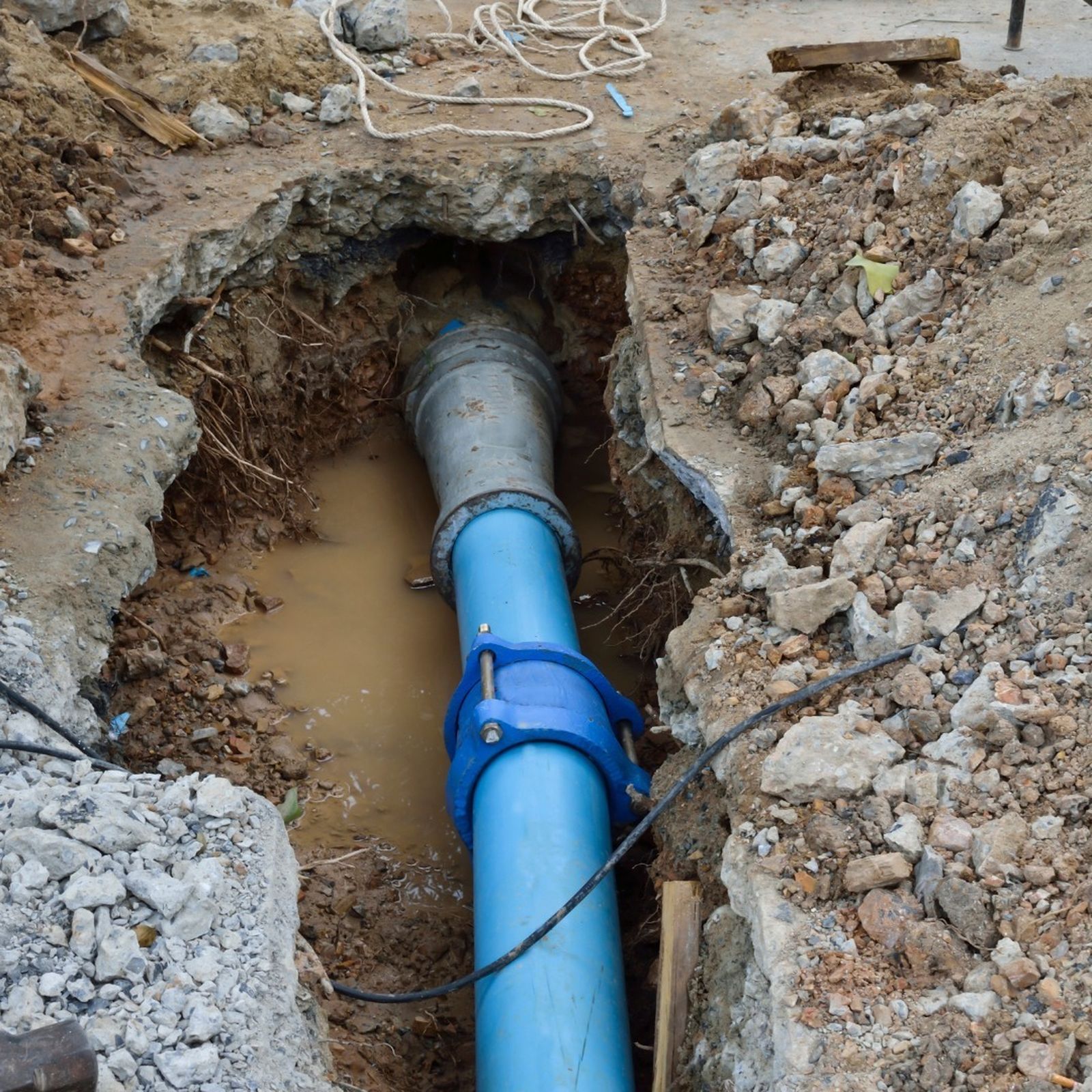 La tubería afectada en la calle Lora del Río.