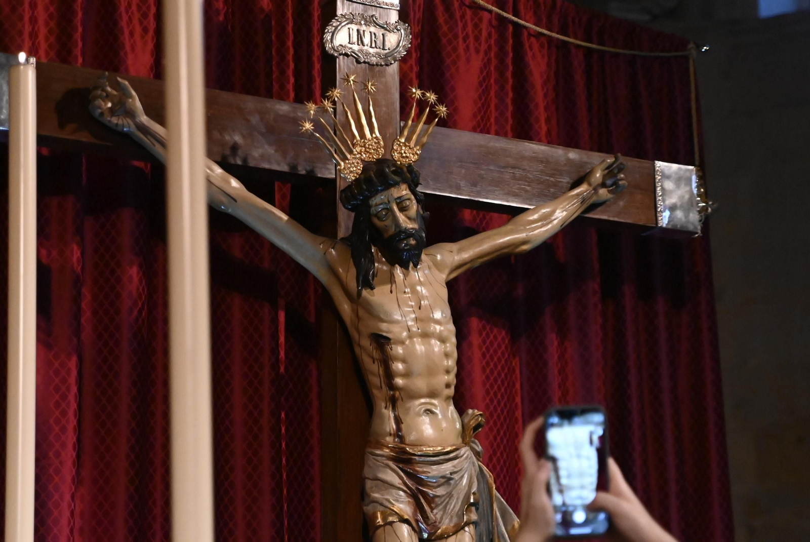 Las mejores fotos del acto de veneración en San Agustín al Cristo de San Álvaro de Córdoba