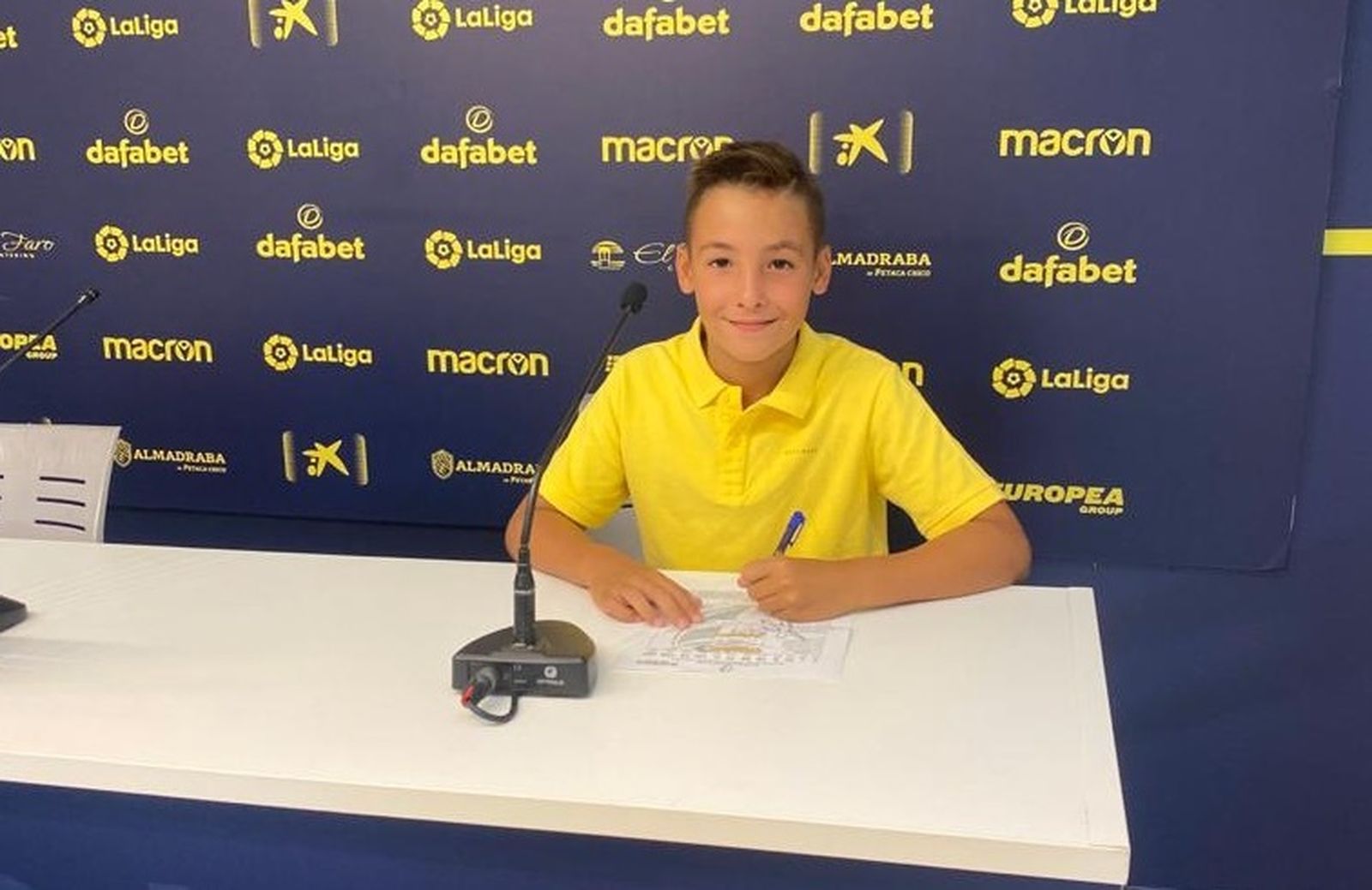 Oliver Galisteo, firmando como nuevo jugador amarillo.