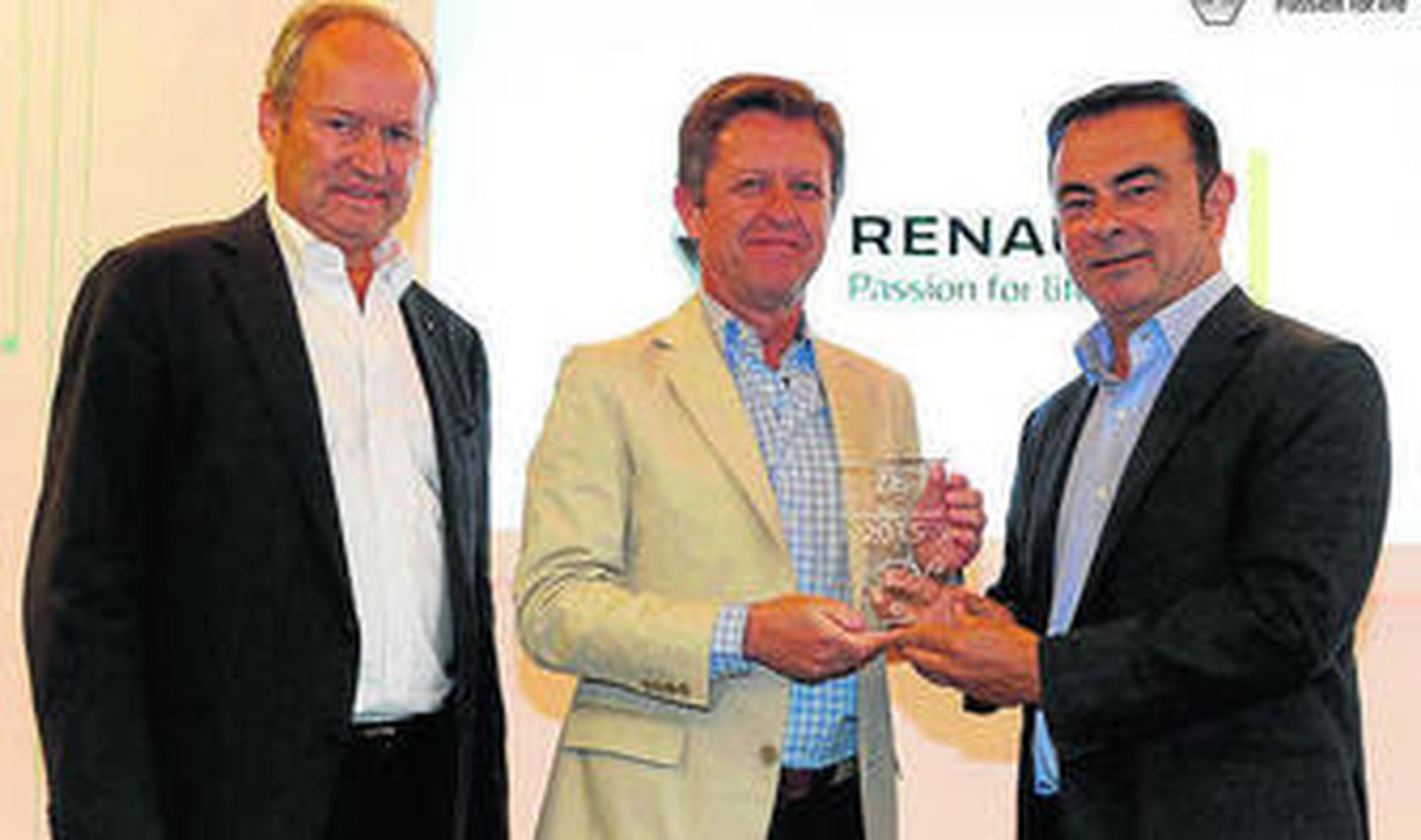 Carlos Ghosn (derecha) entrega el premio a Francisco Galnares.