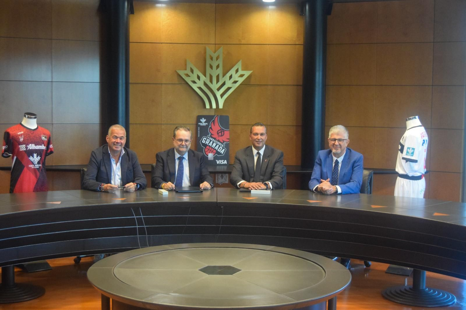 Foto de familia durante la firma del acuerdo