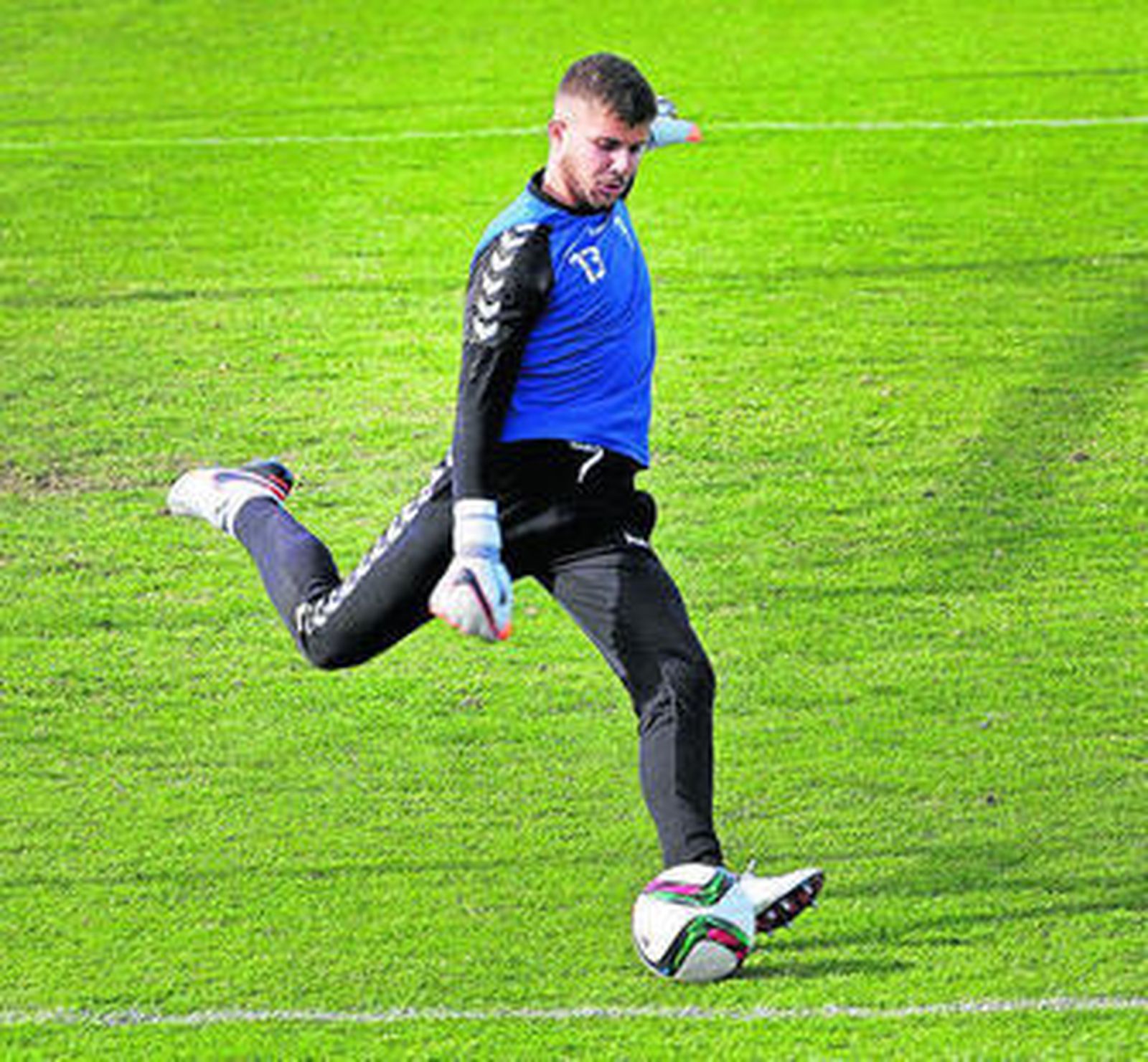 Pol Ballesté se dispone a golpear el balón en un acción de la sesión de trabajo de ayer.