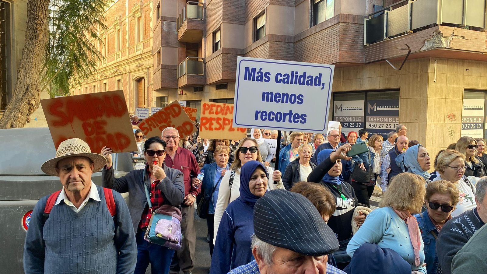 Los vecinos han portado multitud de pancartas reivindicando una sanidad con menos recortes.