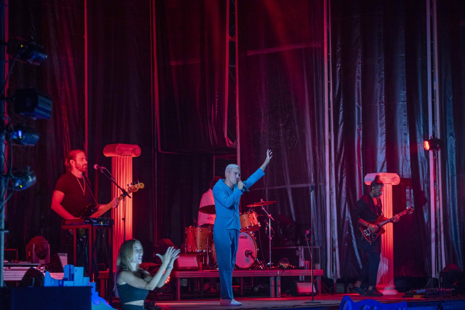 Actuación de Miss Caffeina que deslumbró con su sonido futurista.