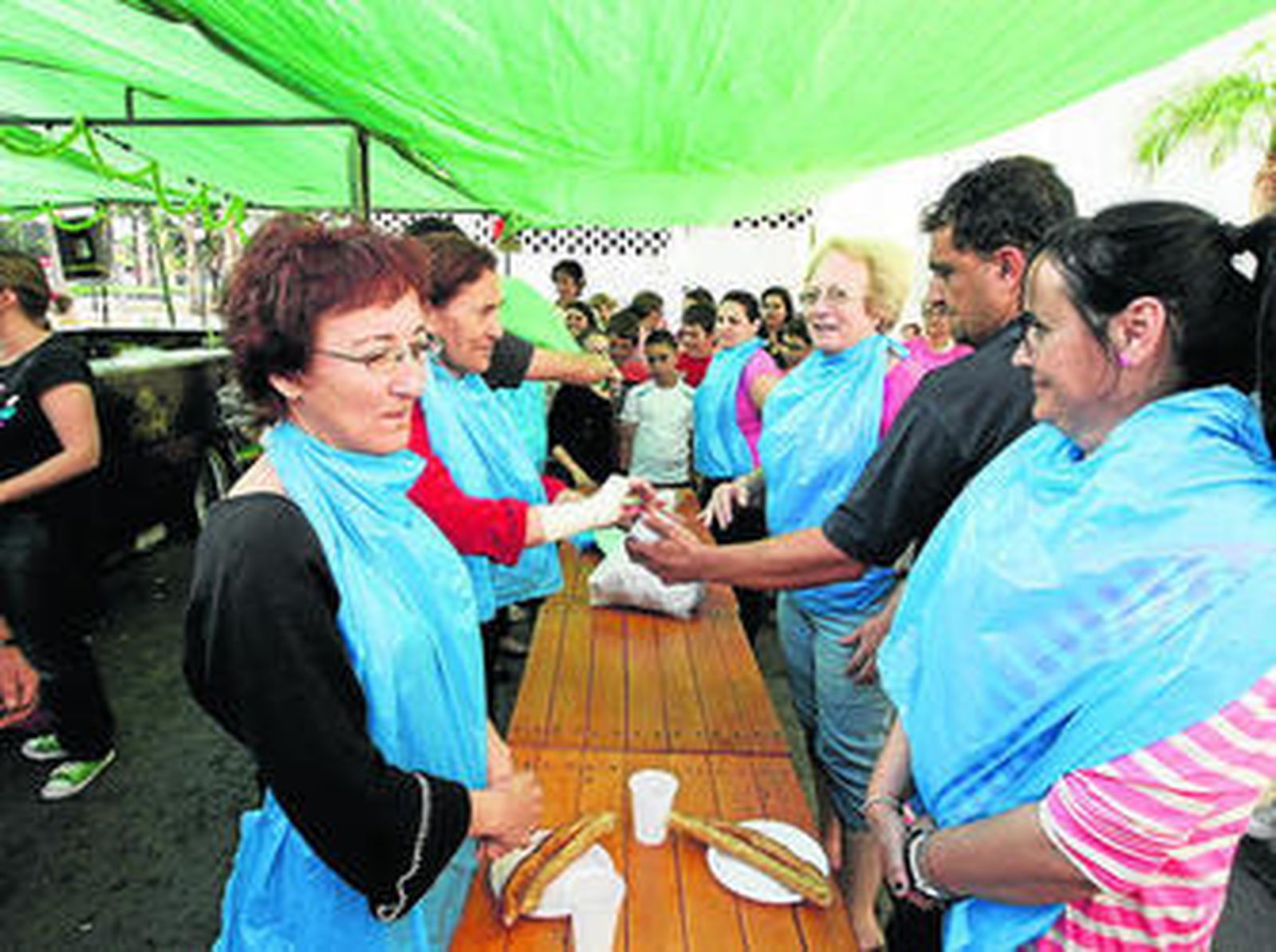 Los niños demostraron su destreza durante la celebración del divertido juego del chocolate con churros a ciegas