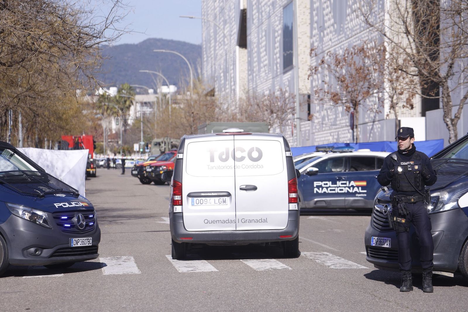 El Instituto de Medicina Legal de Córdoba se blinda ante la llegada de los primeros cuerpos del accidente de Adamuz, en imágenes