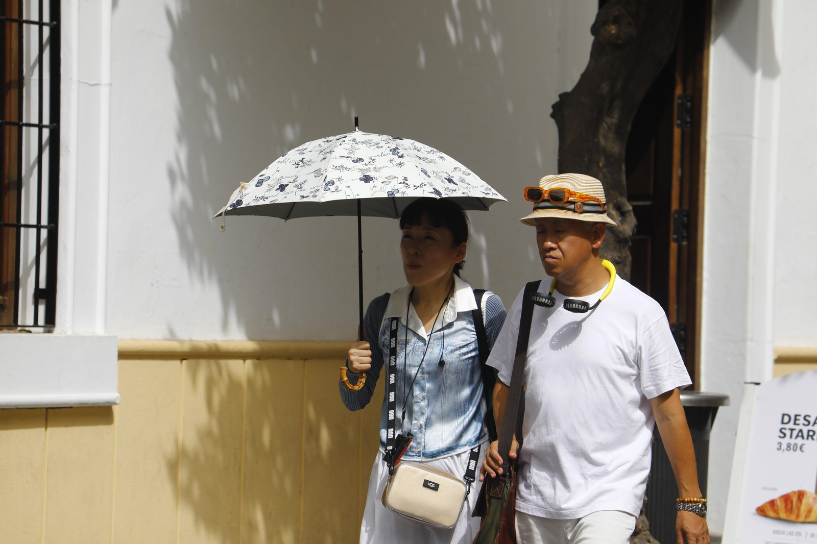 Los turistas visitan Córdoba en alerta roja por altas temperaturas, en fotografías