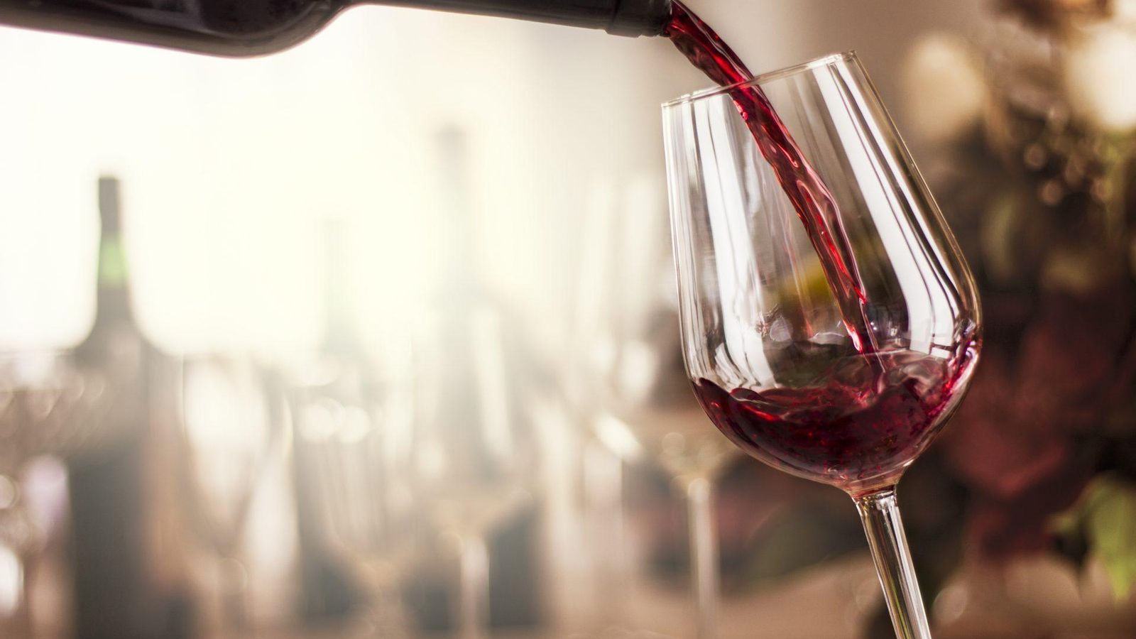 Una copa de vino tinto. Una copa de vino tinto.
