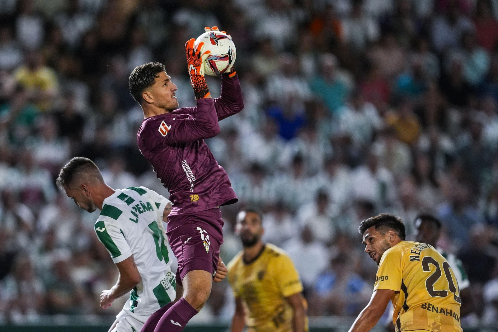 El guardameta almeriense detiene un balón durante un encuentro de esta temporada disputado con los blanquiverdes en el Nuevo Arcángel.