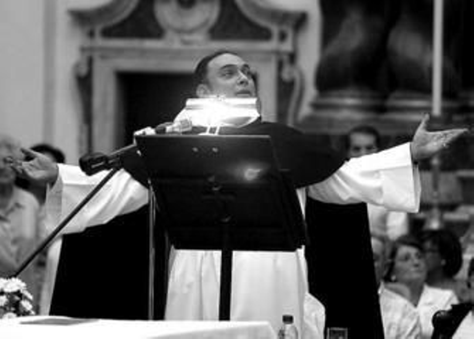 Fray Juan Franco Pérez durante su disertación a la Virgen del Rosario.