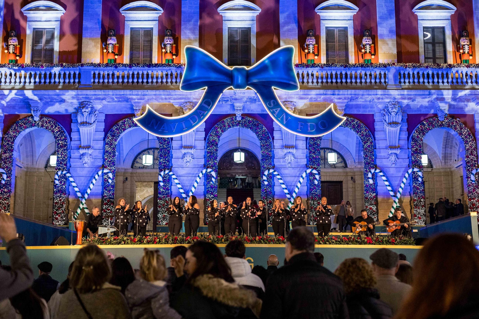 El concurso de coros de campanilleros ambienta la Navidad en San Fernando