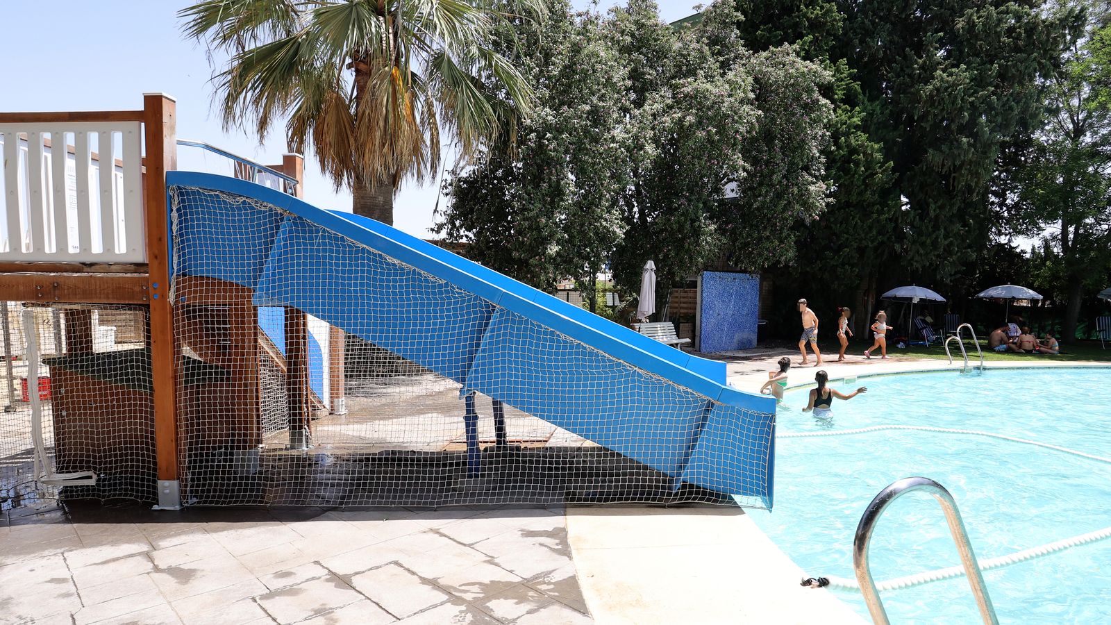 Imágenes del magnífico ambiente en las piscinas del Club Nazaret de Jerez