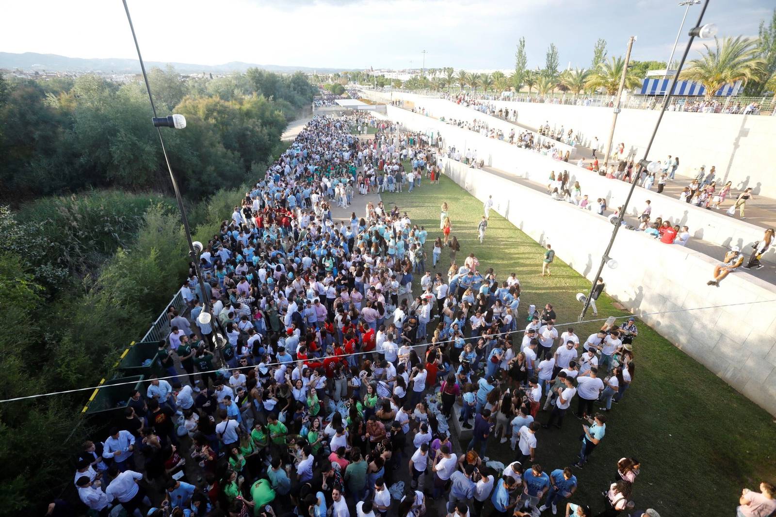 El clásico botellón del Miércoles de la Feria de Córdoba, en imágenes