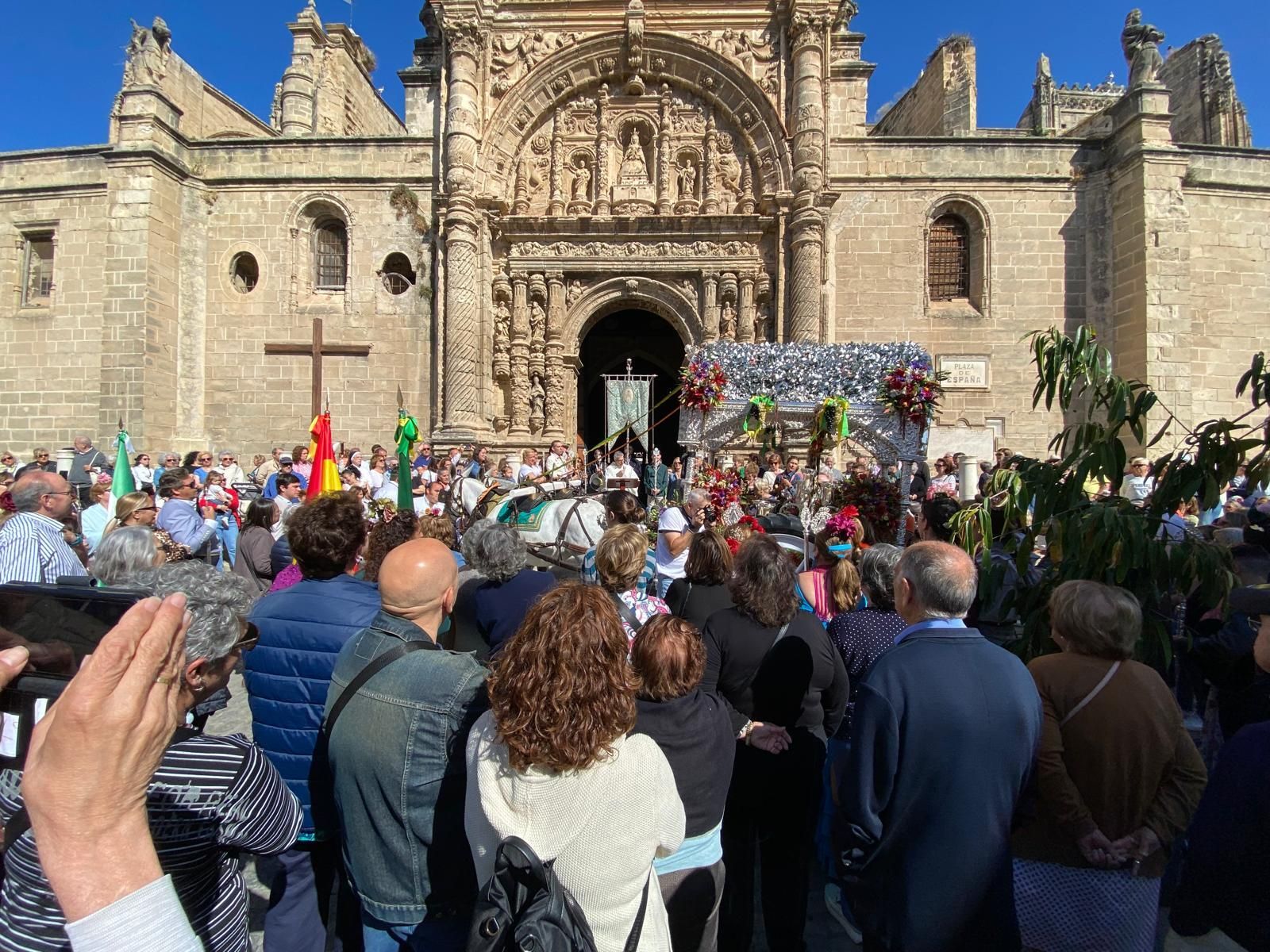 Numeroso público acudió a la Plaza de España para despedir a los romeros.