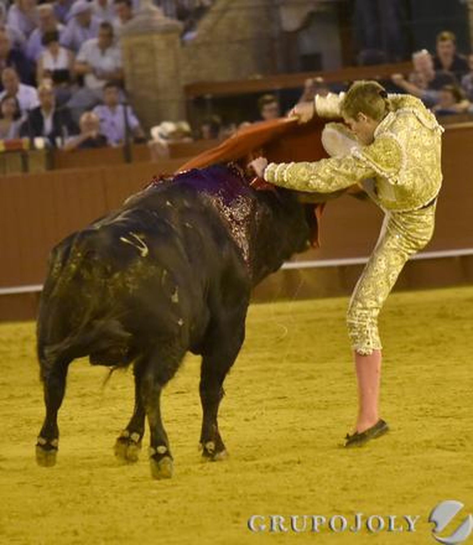 Javier Jiménez en el sexto toro./ Juan Carlos Vázquez