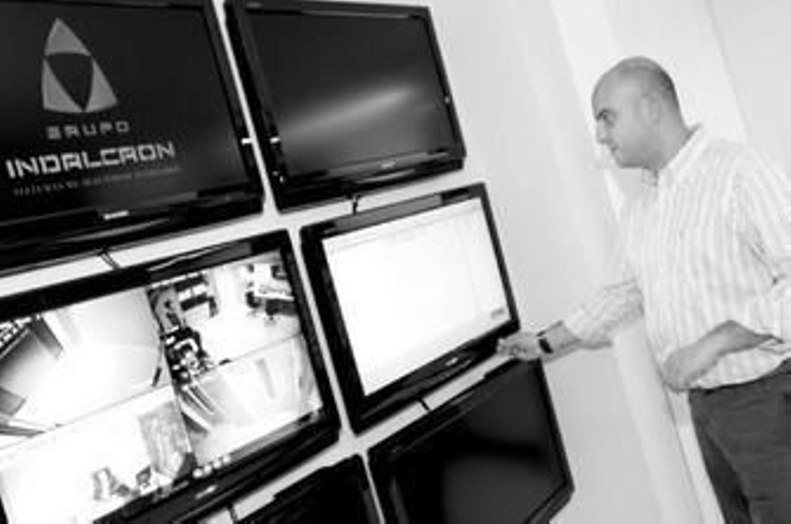 Javier Molina García, jefe de sala, ante las pantallas de la central receptora de alarmas de Indalcron.