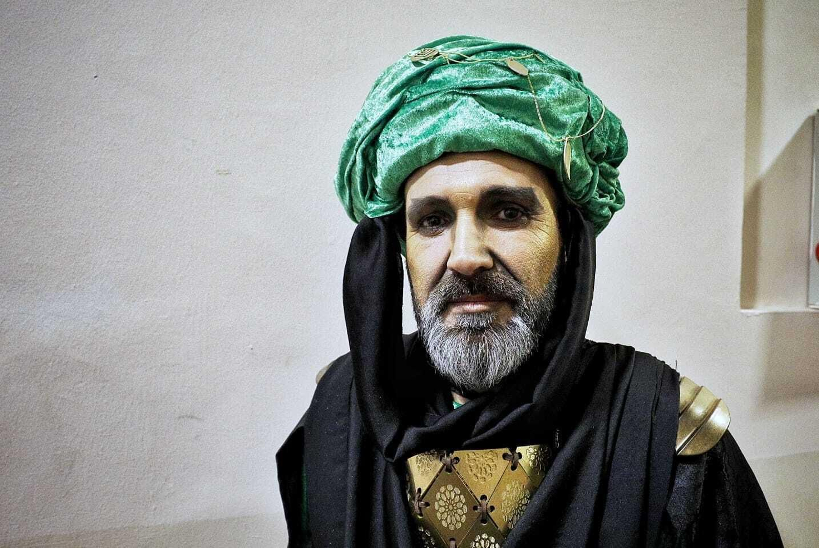 Edu Brihuega con el tipo de su coro 'Al-Ándalus'.