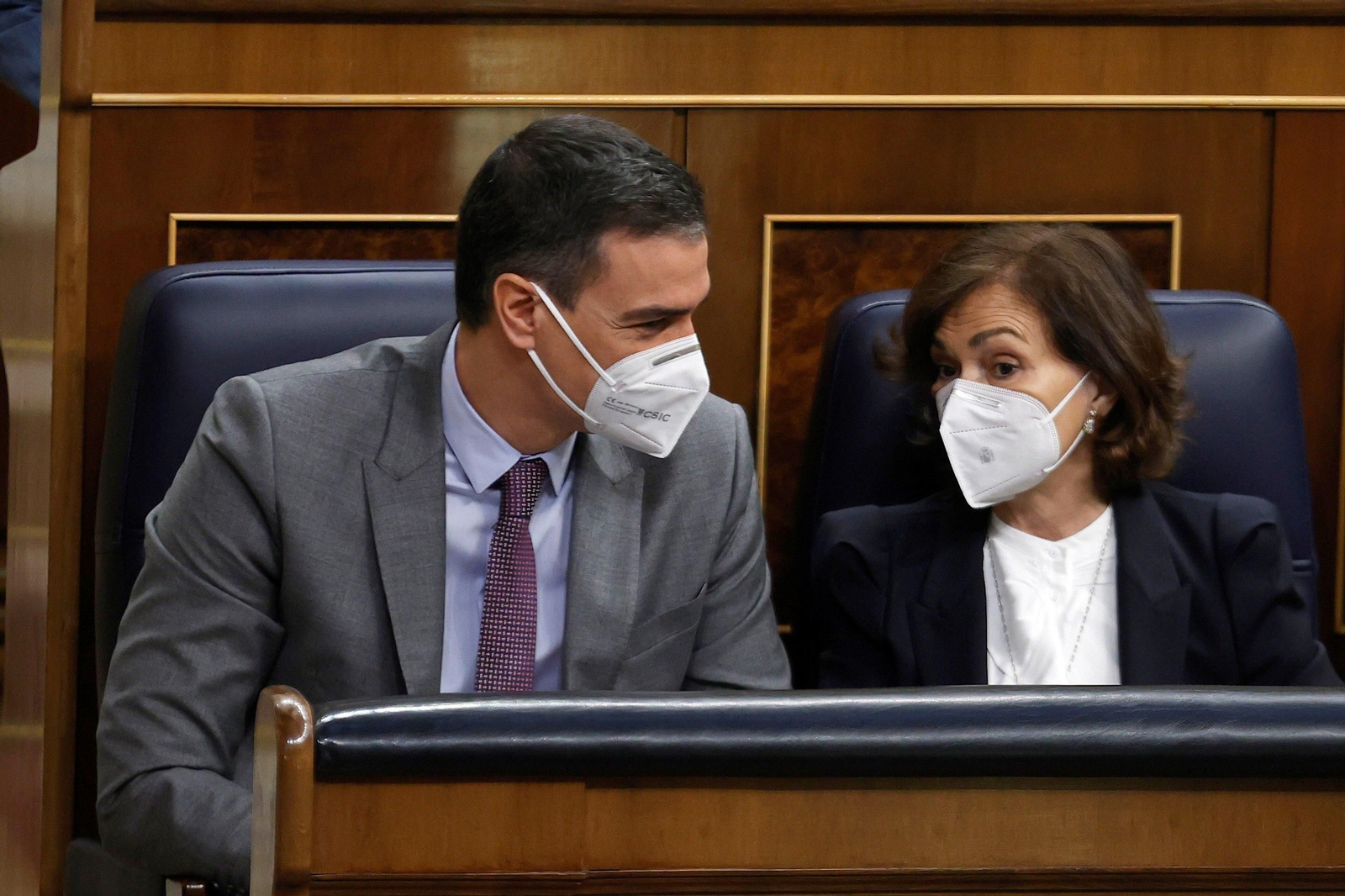 Pedro Sánchez y Carmen Calvo en sus escaños. Pedro Sánchez y Carmen Calvo en sus escaños.