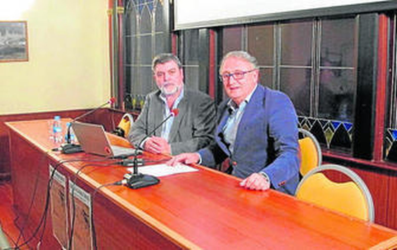 El científico junto al alcalde de Cuevas.