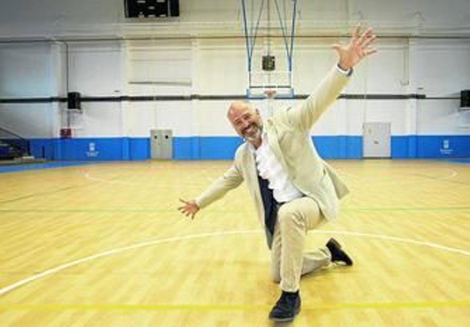 Javier Imbroda posa en la pista de Ciudad Jardín, ayer, para 'Málaga Hoy'.