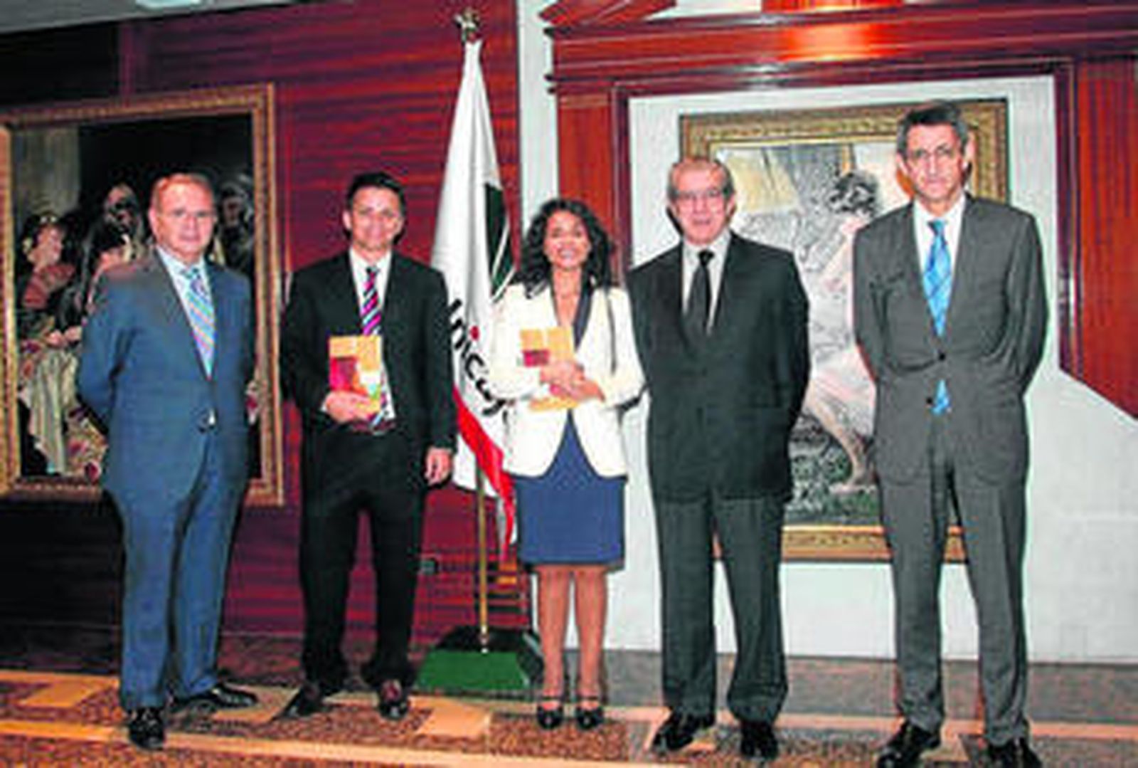 Almudena Guarnido e Ignacio Amate, los premiados, junto a Braulio Medel, presidente de Unicaja.
