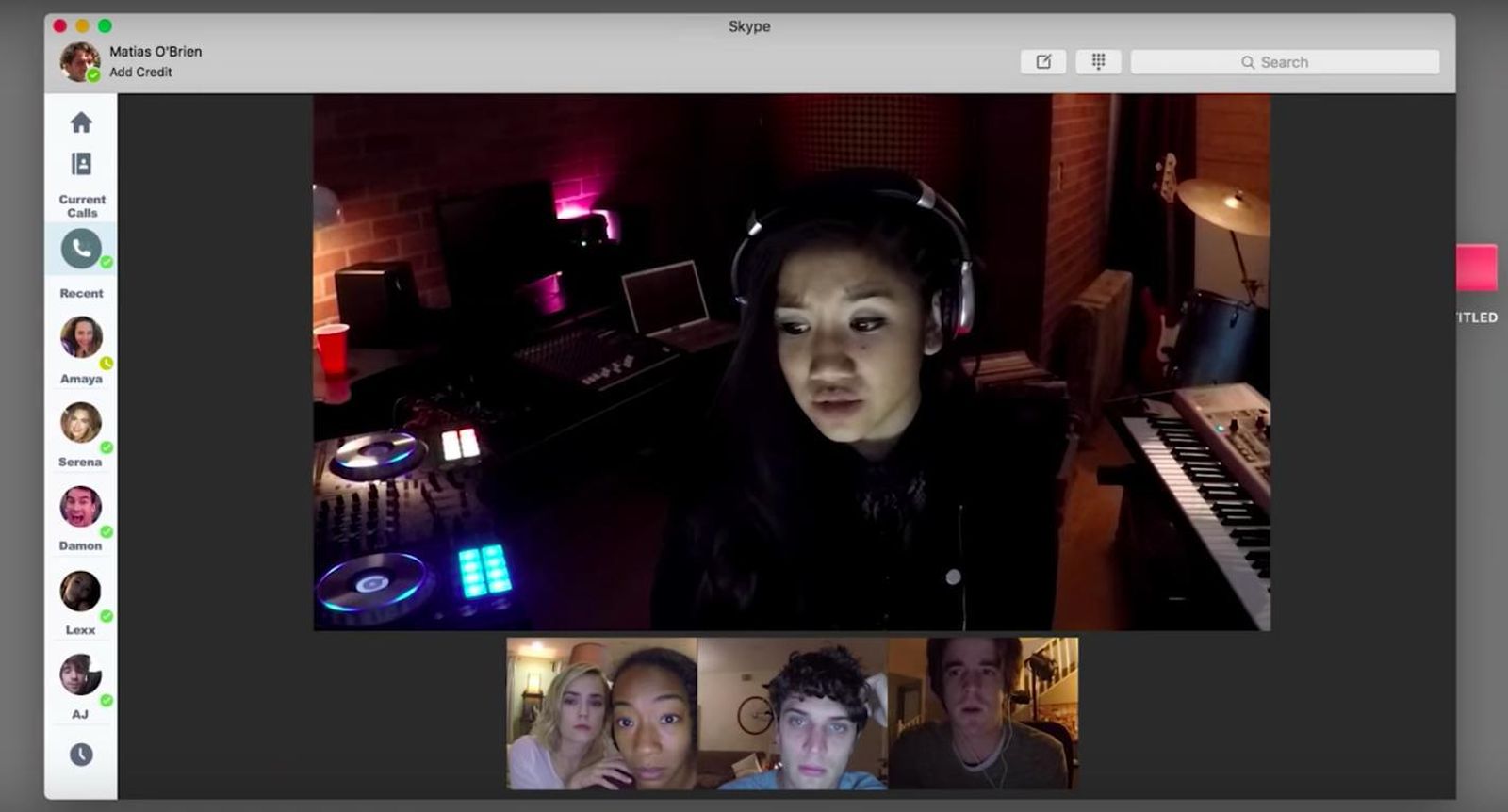 La película explota el recurso de la yuxtaposición de pantallas.