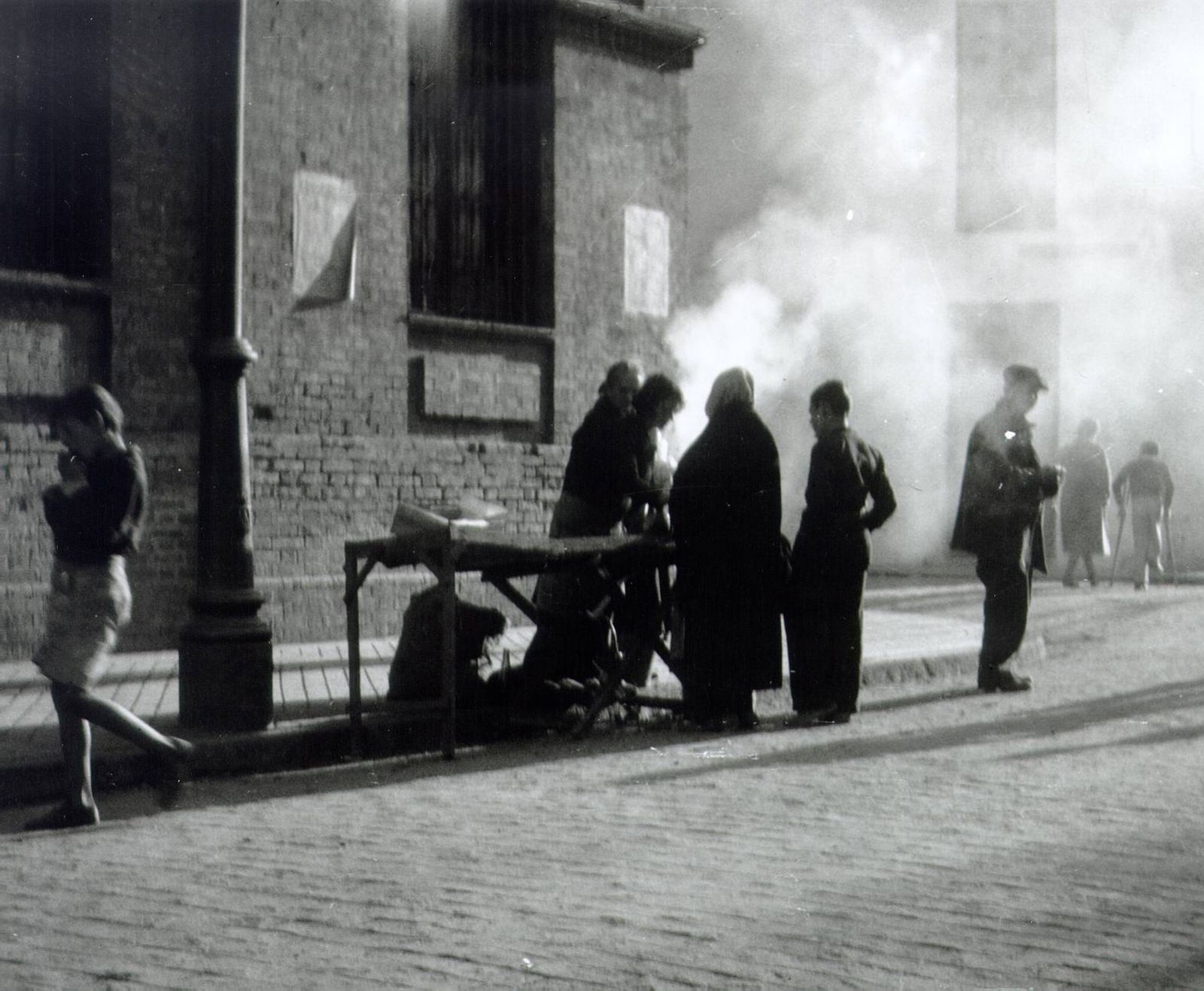 Un antiguo puestos de castañas en las calles de la ciudad