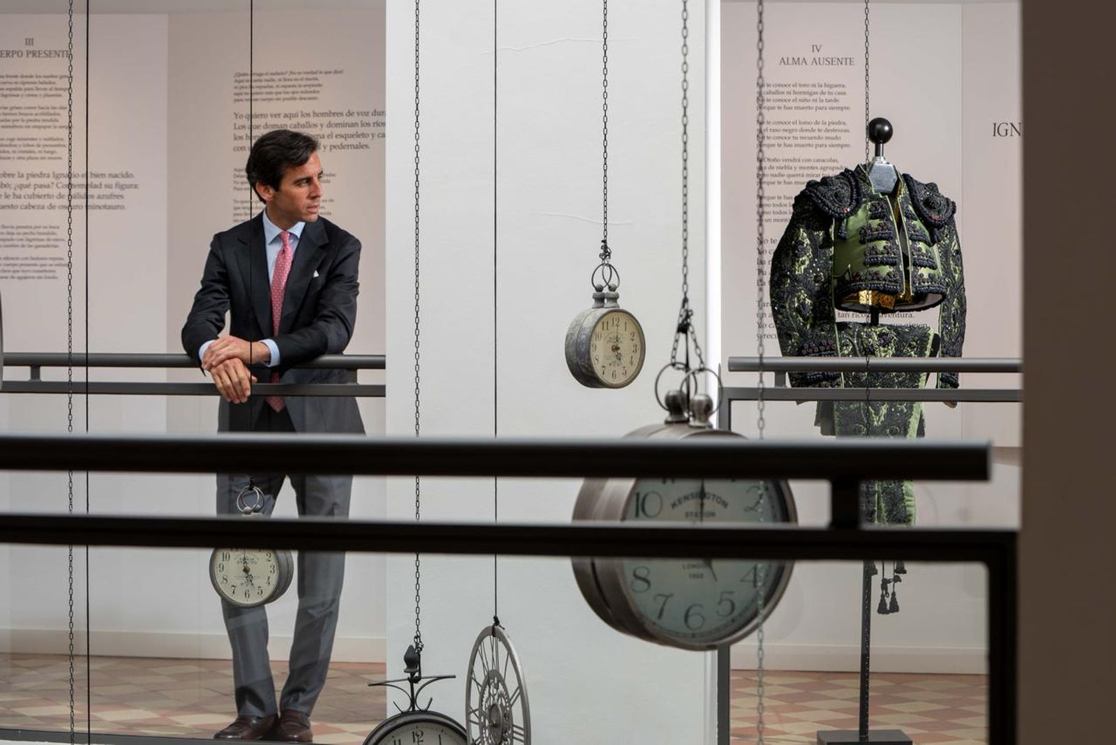 Juan Ortega junto a los relojes que marcan las mitificadas 5 de la tarde de la elegía de García Lorca.