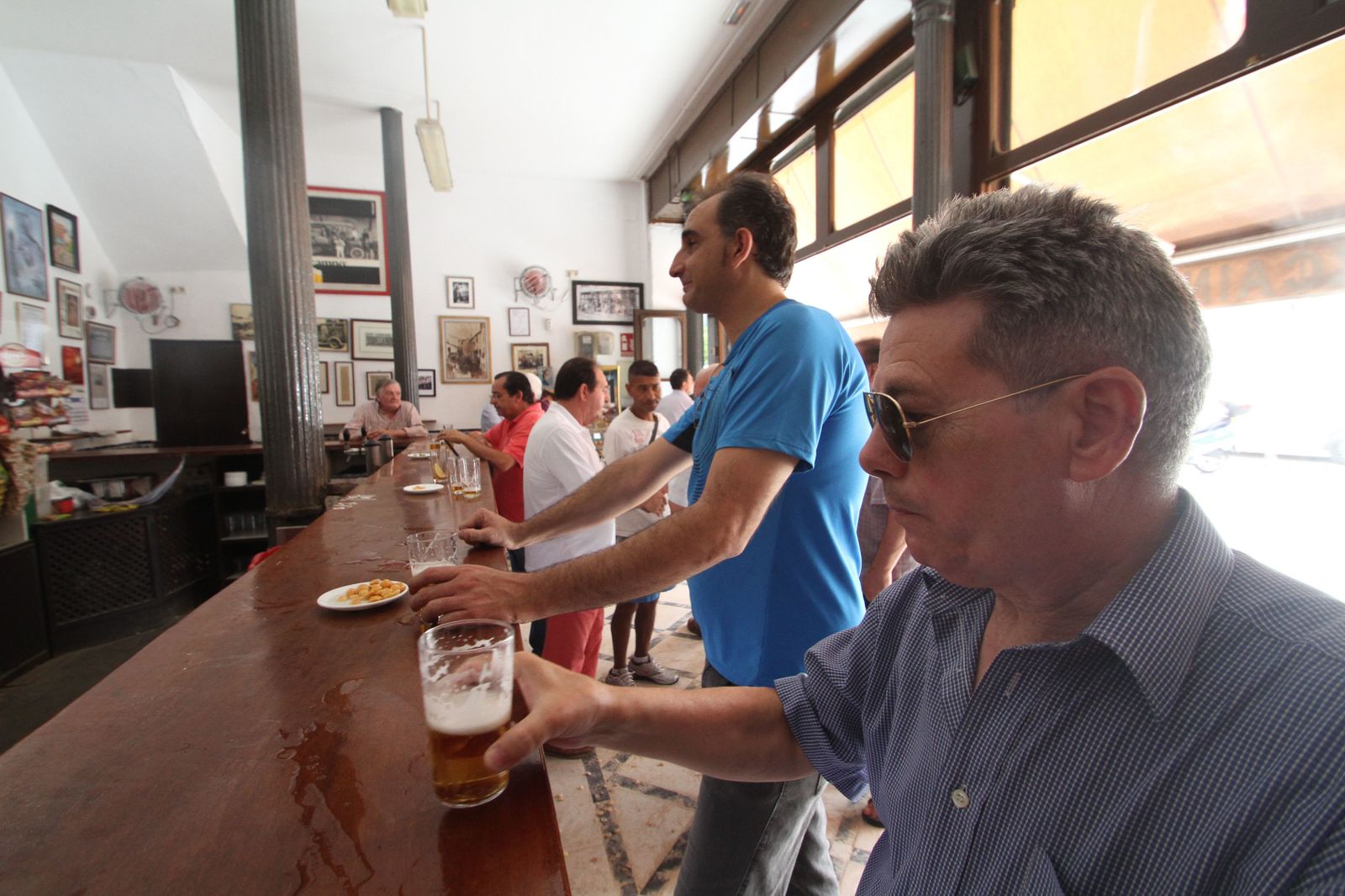 Mostrador de Casa Vizcaíno, un templo de la cerveza bien echada en su punto de temperatura