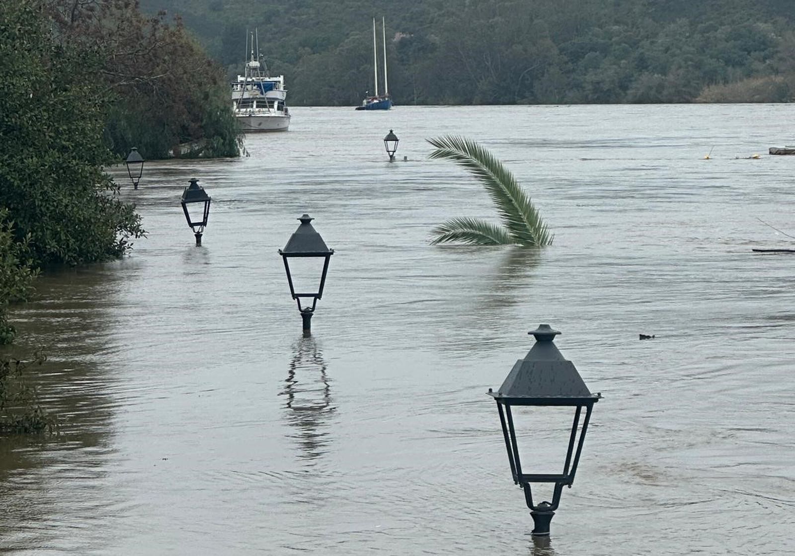 Sanlúcar, desbordándose por el río Guadiana.