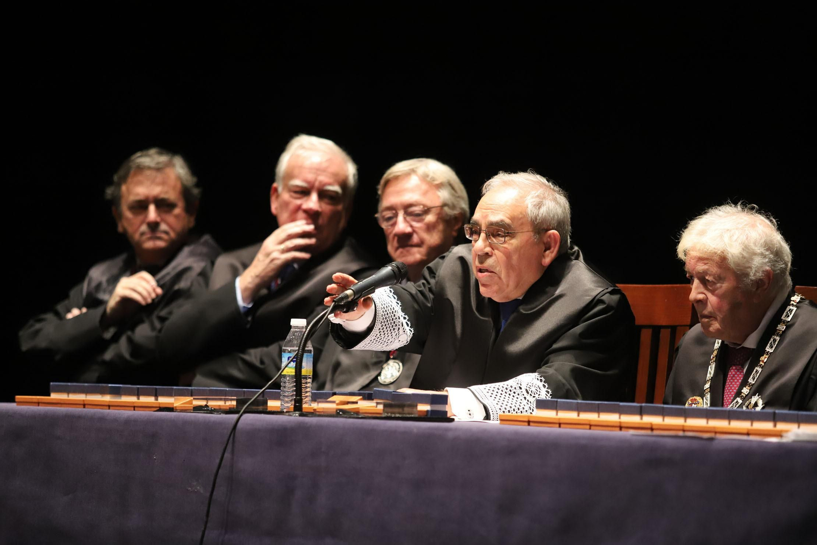 Imágenes del acto de entrega de insignias a los colegiados que cumplen 25 y 50 años en el Ilustre Colegio de Abogados de Huelva.