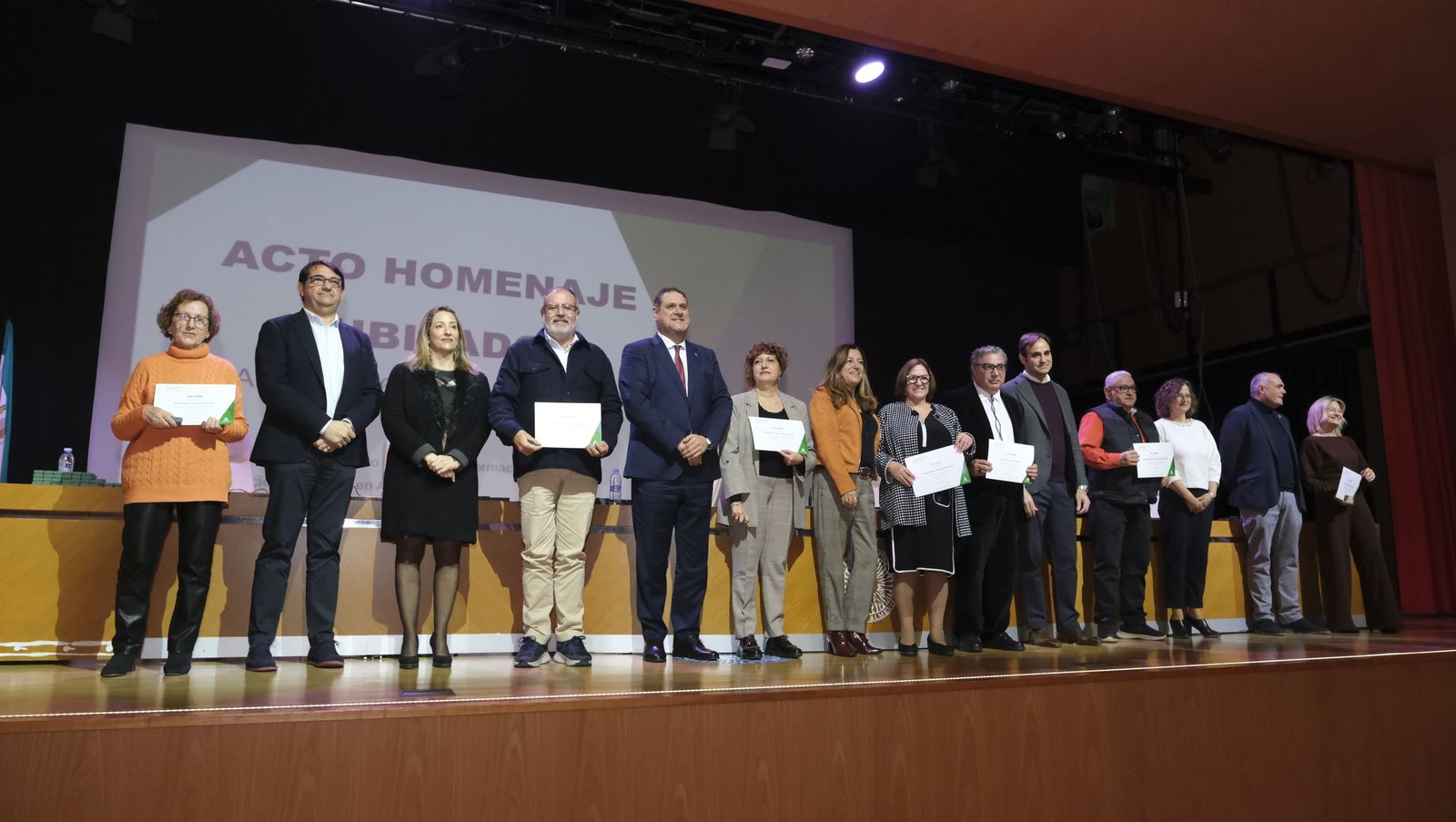Los maestros docentes jubilados reciben su homenaje en la paraninfo de la UAL