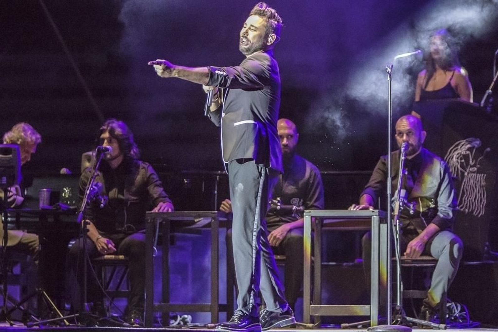 Miguel Poveda, durante su concierto en la plaza de toros de Sanlúcar de Barrameda.