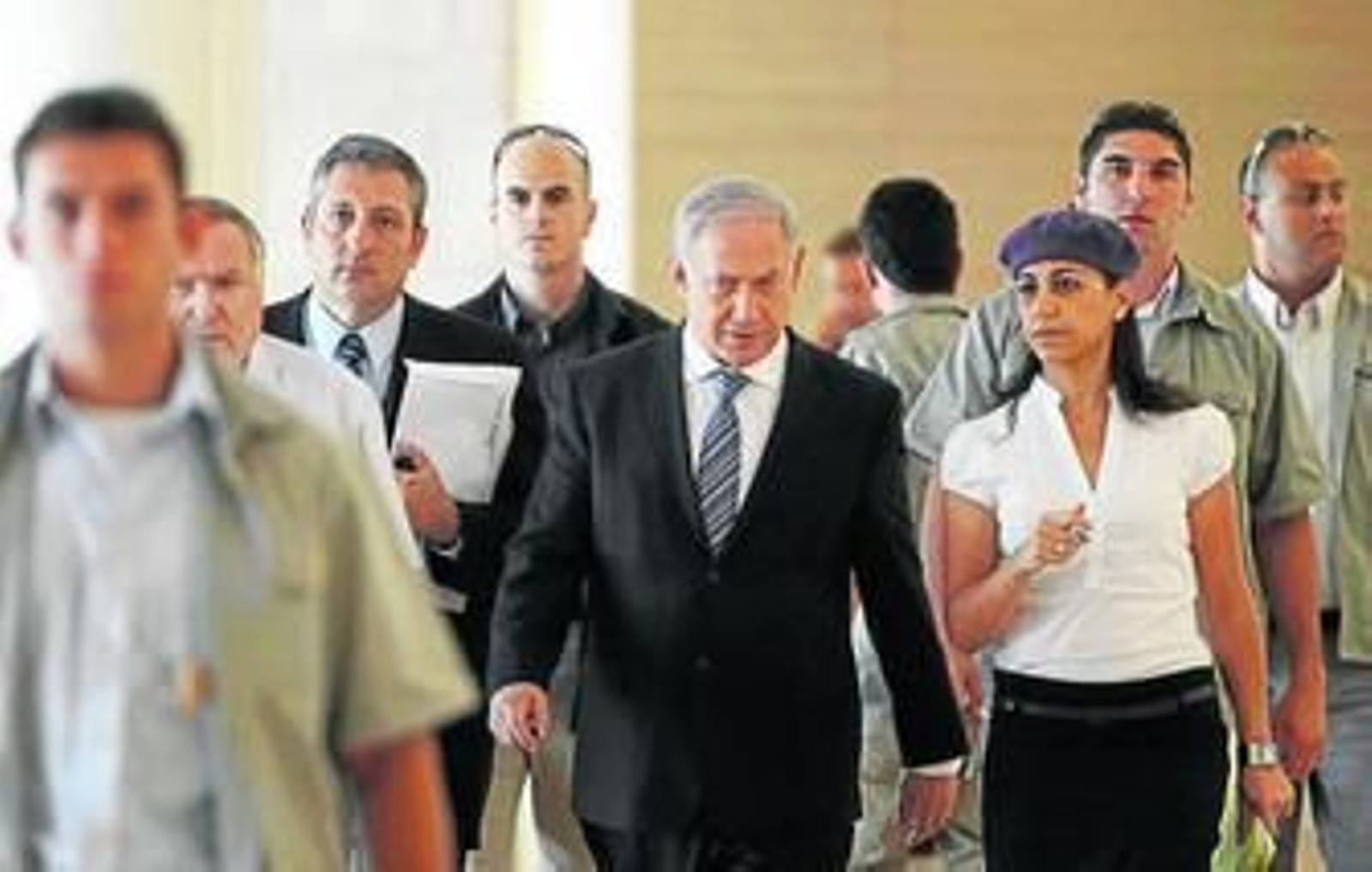 Netanyahu, en el centro, se dirige a una reunión del Likud en el Parlamento, rodeado de ayudantes y escoltas.