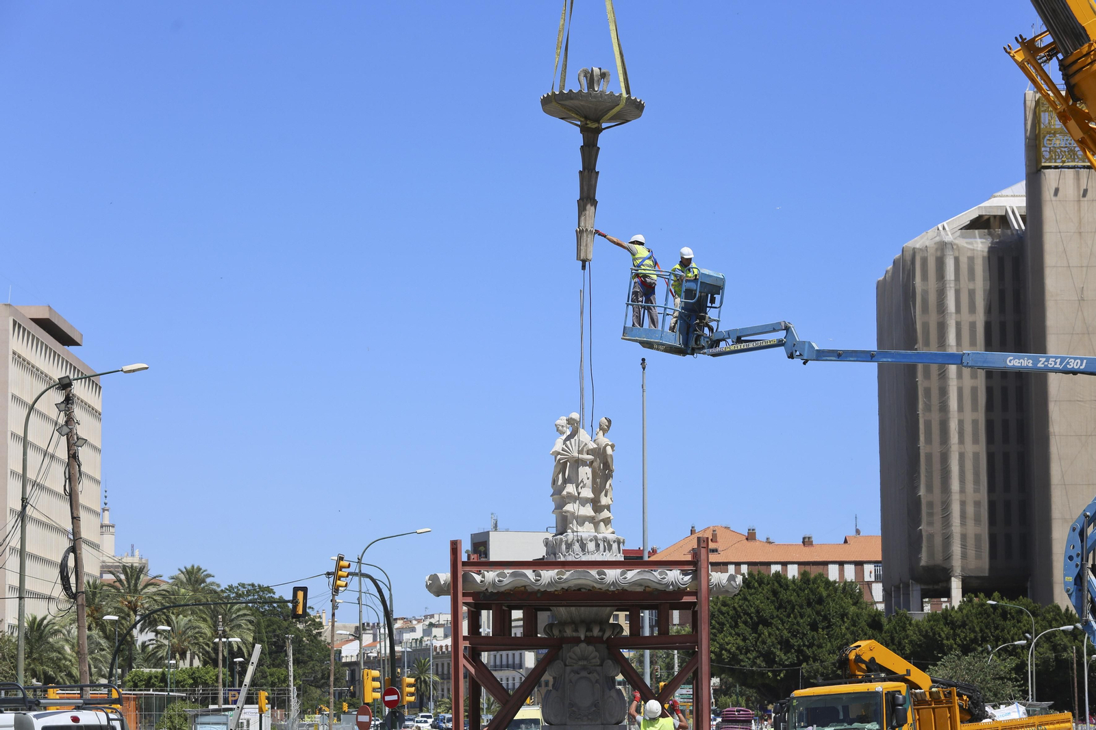 Fotos de la fuente de las Tres Gitanillas, que ya luce en la Avenida de Andalucía de Málaga