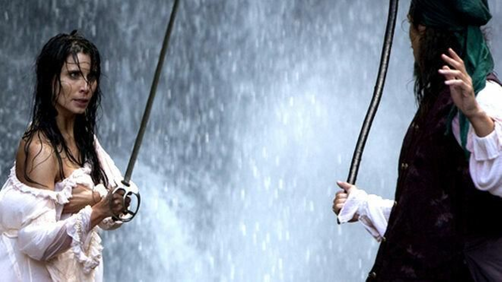 1. Piratas. Con su contrato de dos años en Telecinco la cadena la quiso impulsar como actriz. La serie de acción, donde hacía la hija de un pitata gallego. Su pareja era Óscar Jaenada y la serie naufragó