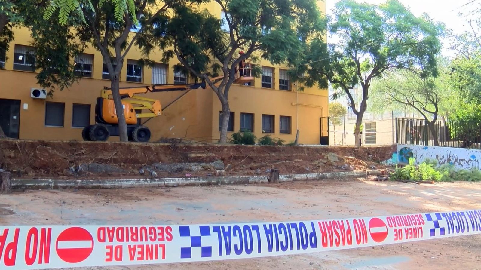 Obras para reparar el muro del colegio El Trocadero