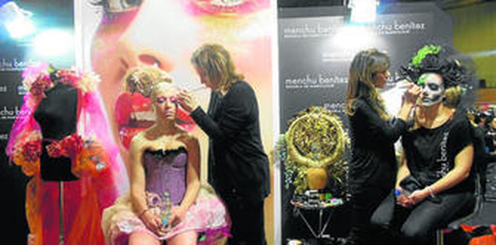 Dos profesionales maquillan a dos modelos para el certamen de maquillaje en la pasada edición de la feria.