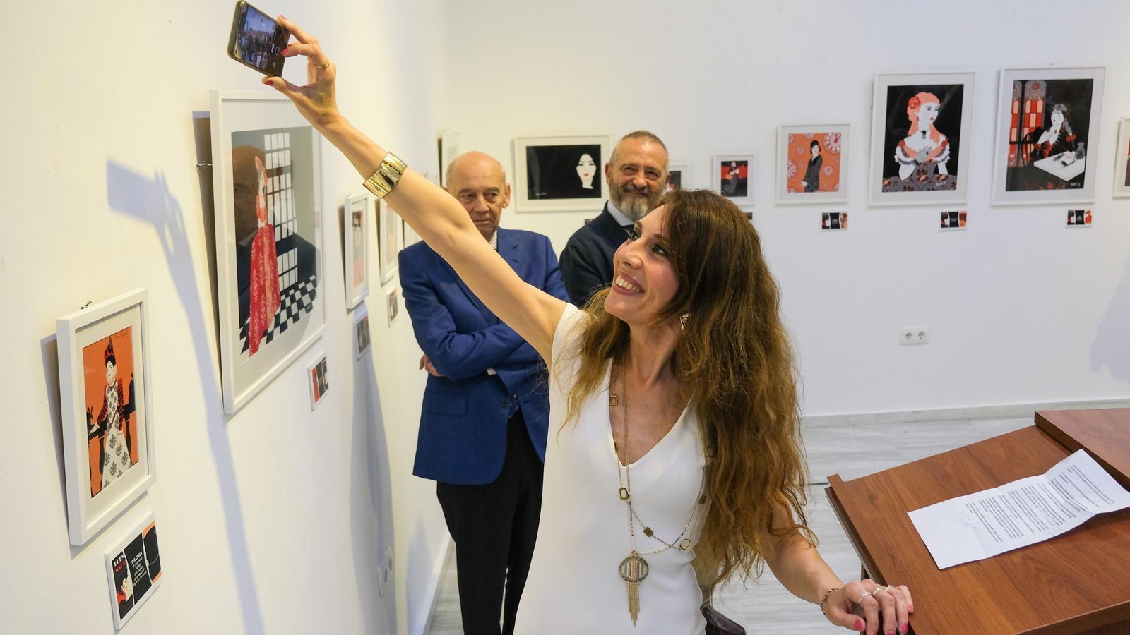 La autora en la exposición.