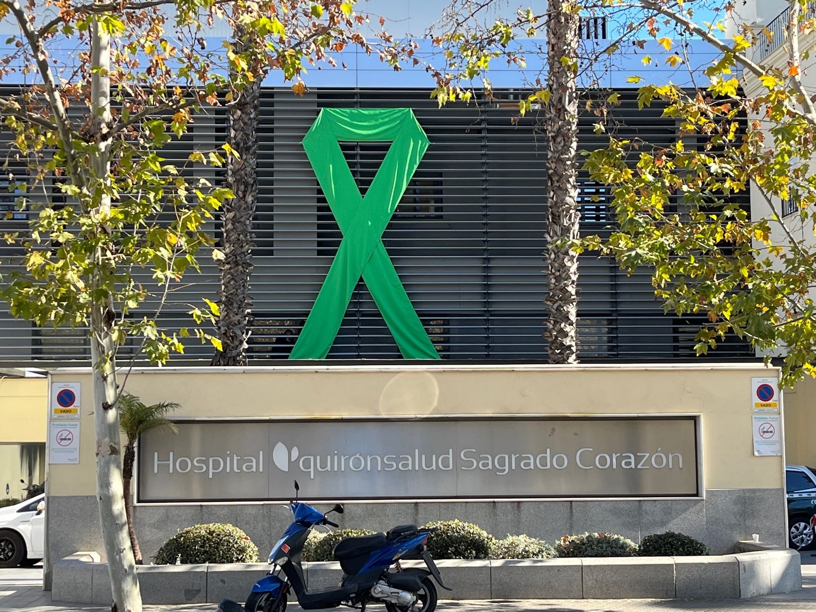 Lazo verde instalado en la fachada el Hospital Quirónsalud Sagrado Corazón con motivo del Día Mundial Contra el Cáncer.
