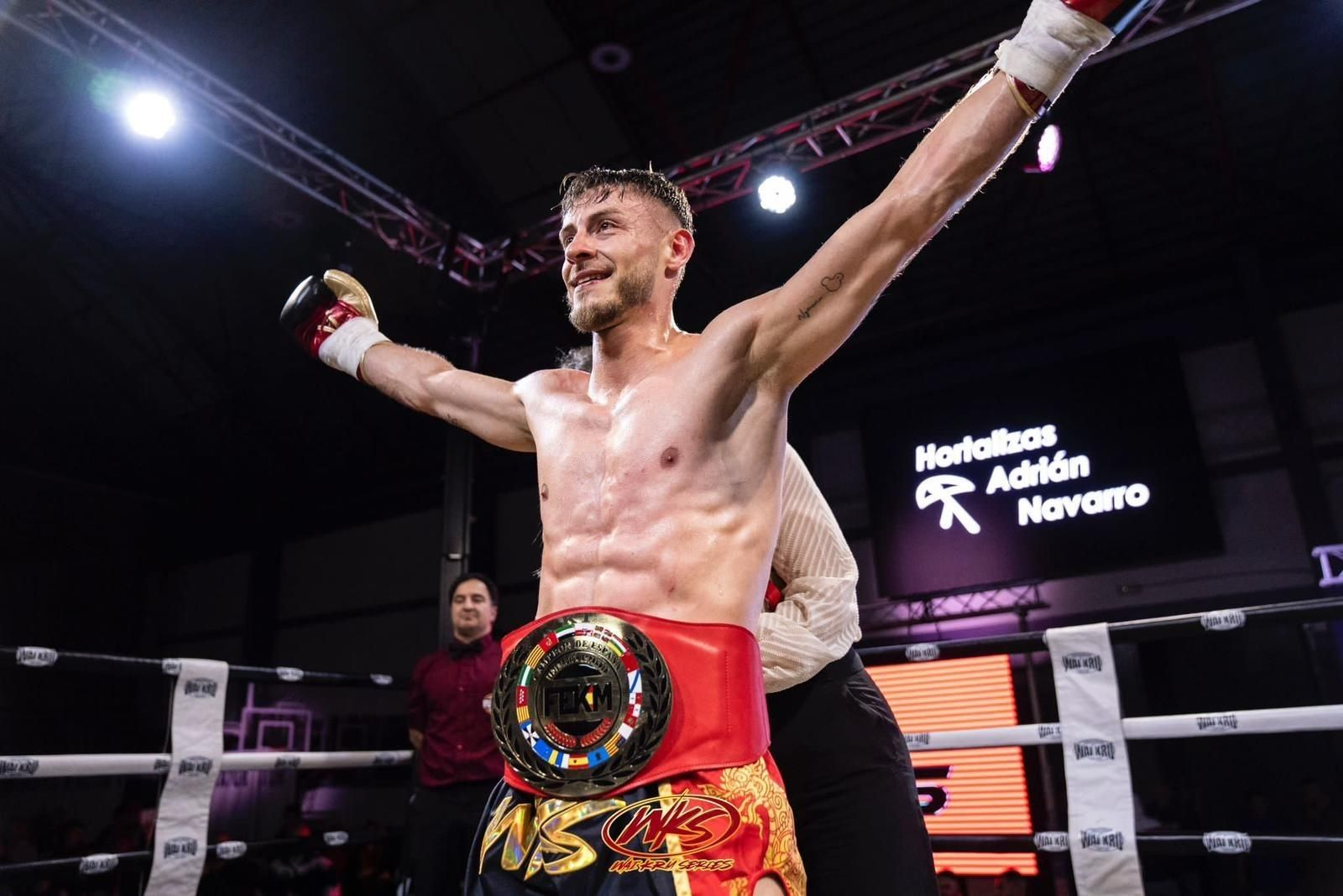 El púgil almeriense recibe el cinturón de Campeón de España en categoría K1 en una de las dos ocasiones que lo consiguió.